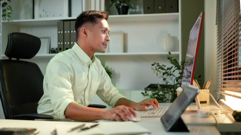 Focused,Male,Graphic,Designer,Working,On,A,Desktop,Computer,In