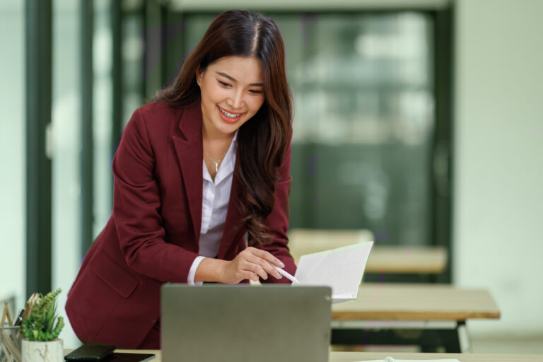 Brunette,Mid,Aged,Asian,Businesswoman,Sitting,At,The,Office,And